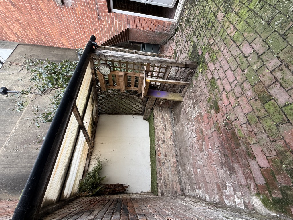 Lot: 82 - MIXED RESIDENTIAL AND COMMERCIAL BUILDING WITH POTENTIAL - Sheltered area in rear yard